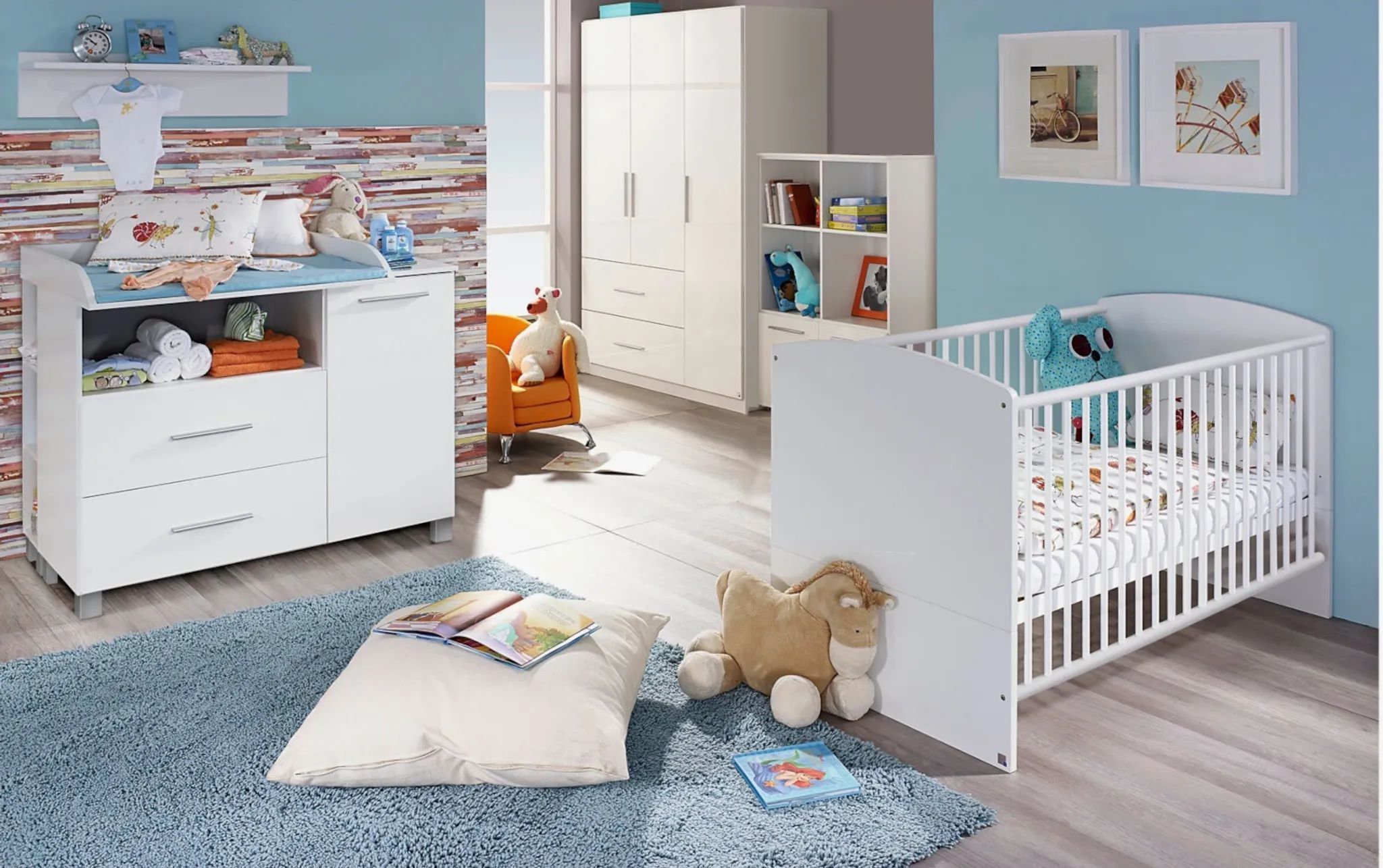 Babyzimmer Manja in Weiß mit Fronten in Hochglanz Weiß 7 teiliges Komplett Set
